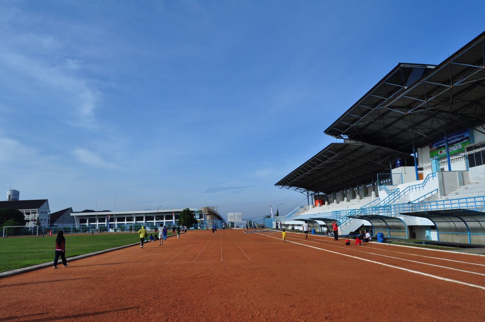 Stadion (Lintasan Lari & Lapangan Sepak Bola)