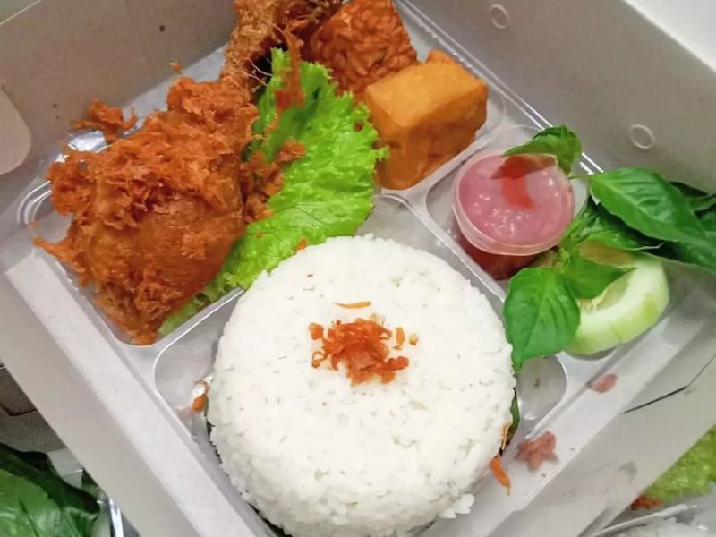 Nasi Box Paket Ayam Goreng Serundeng