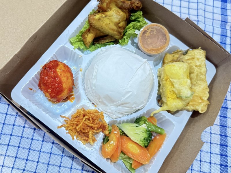 Nasi Box Paket Ayam Goreng Pejantan