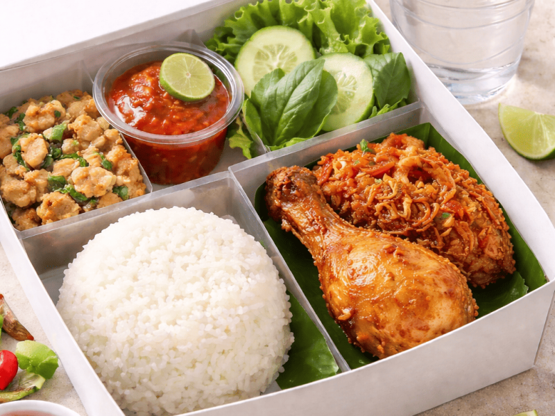 Paket Hemat Nasi Box B (Ayam Goreng)